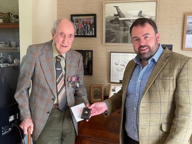 Chris Loder MP presents Bomber Command clasp to veteran Ken Symonds